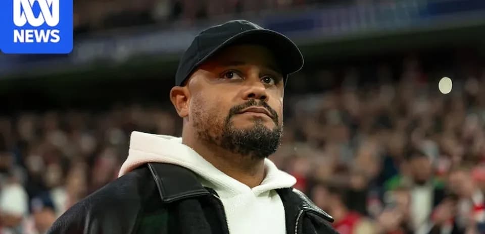 Homme regardant un match dans le stade