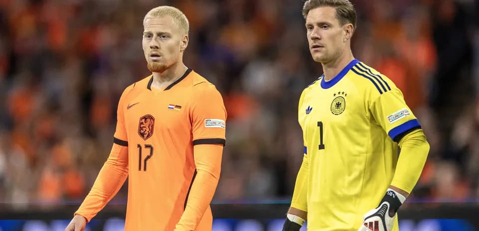 Joueurs néerlandais et allemand sur le terrain