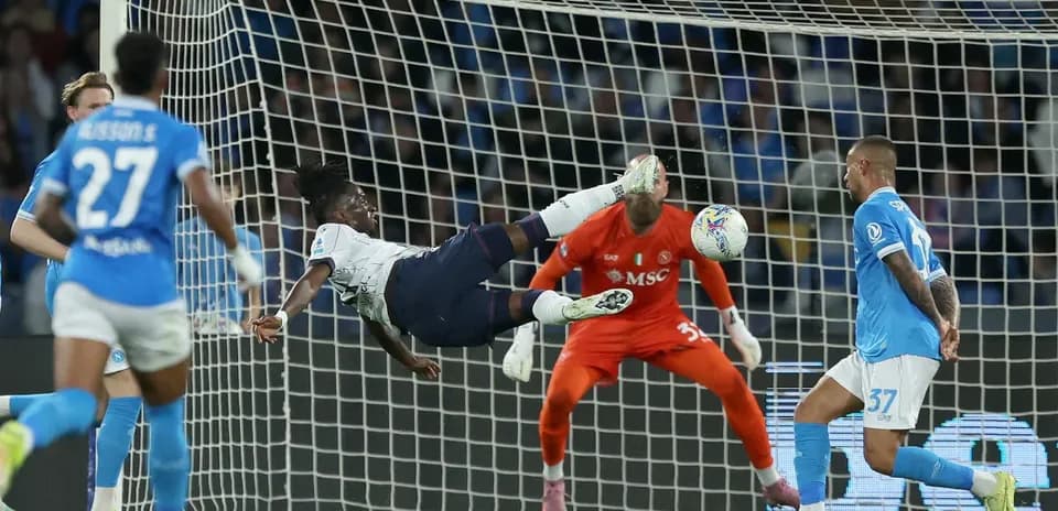 Un joueur marque un but contre Bologna