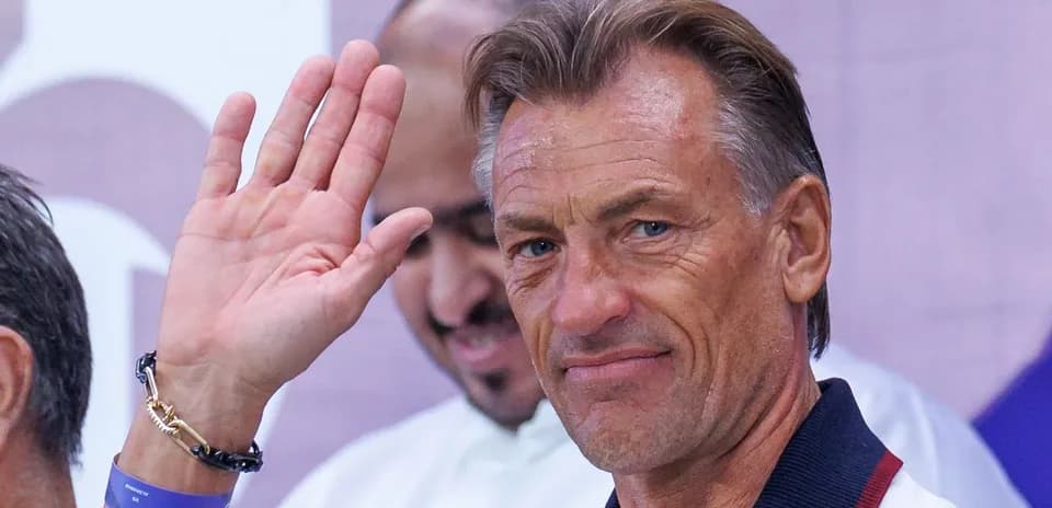 Homme saluant avec un sourire lors d'un événement