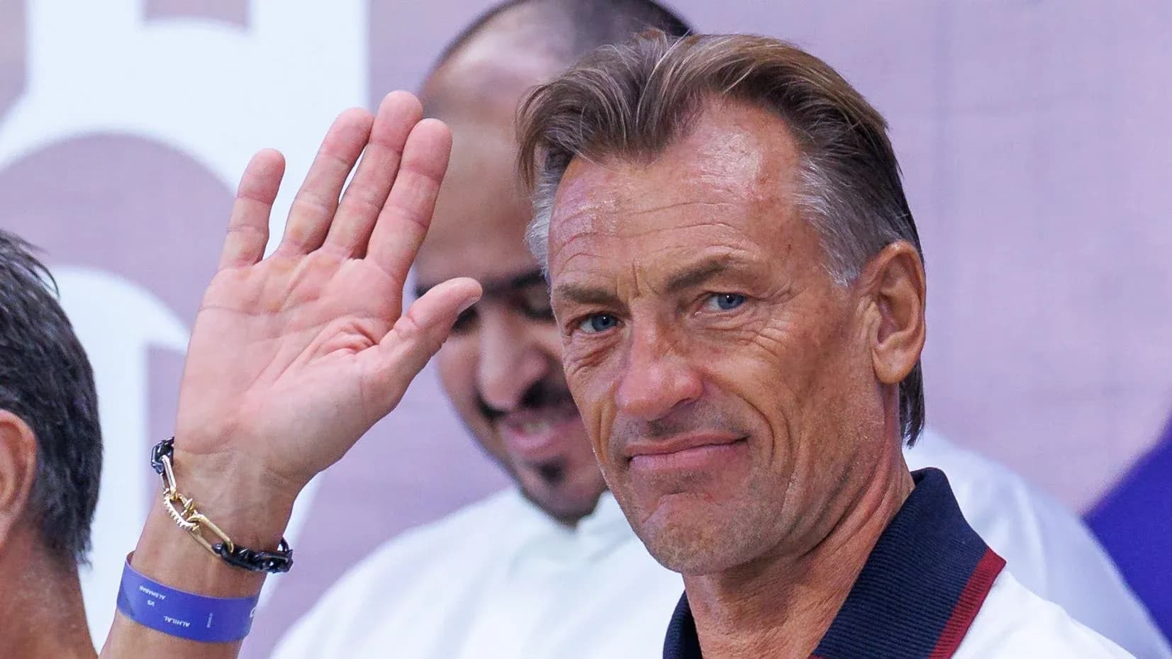 Homme saluant avec un sourire lors d'un événement