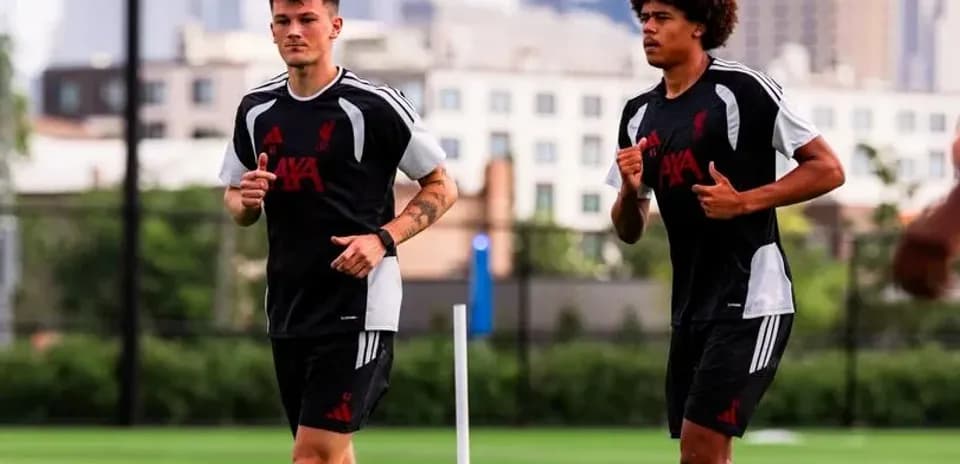 Deux joueurs de Liverpool courant lors de l'entraînement