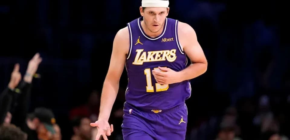 Joueur des Lakers célébrant après un tir réussi
