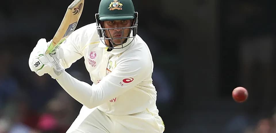 Joueur de cricket australien frappant une balle