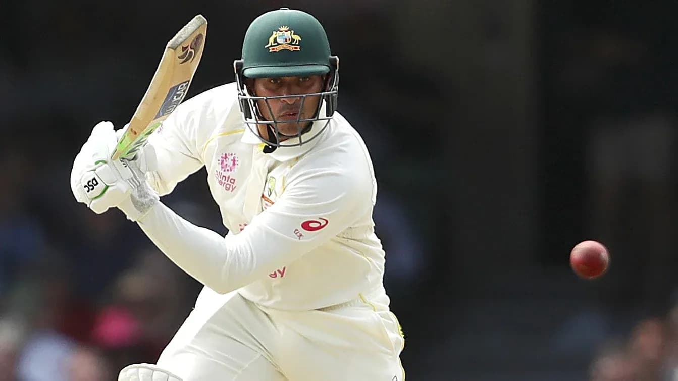 Joueur de cricket australien frappant une balle