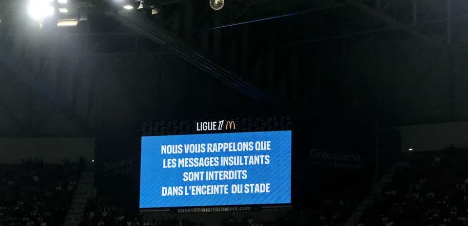 Message sur écran concernant les comportements interdits au stade