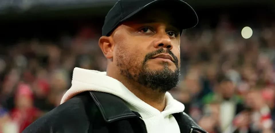 Homme avec casquette et manteau dans un stade