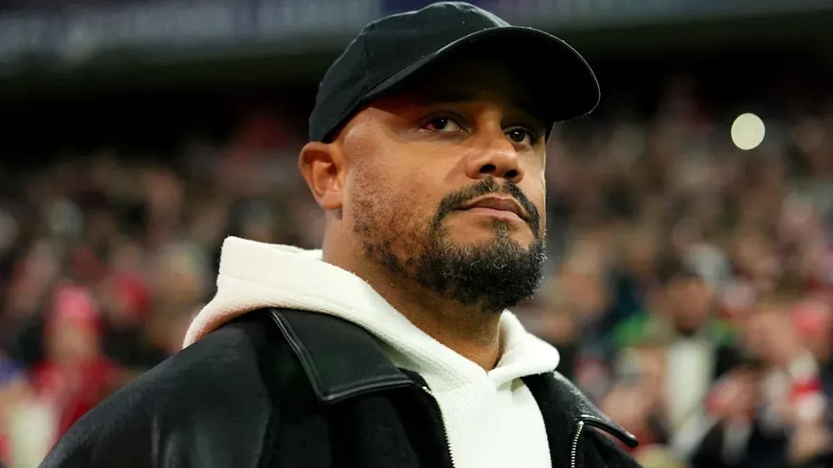 Homme avec casquette et manteau dans un stade Homme avec casquette et manteau dans un stade