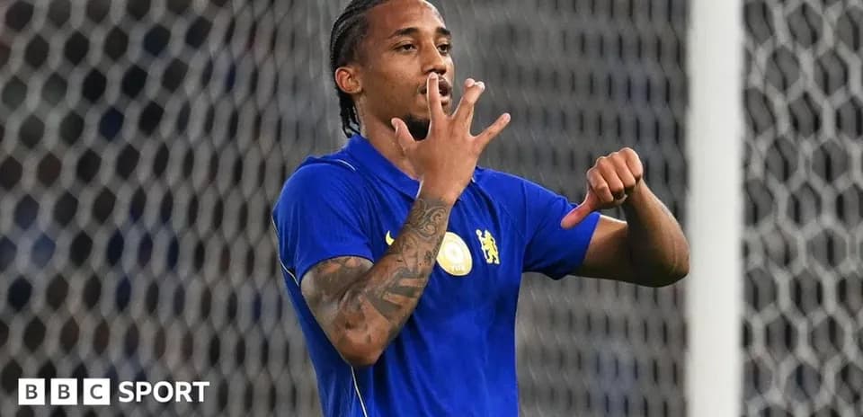 Joueur de football célébrant avec les mains levées