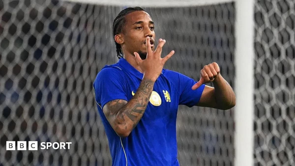 Joueur de football célébrant avec les mains levées