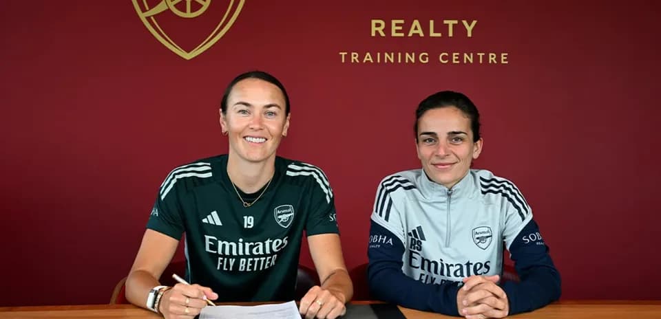 Deux joueuses signant des contrats à Arsenal