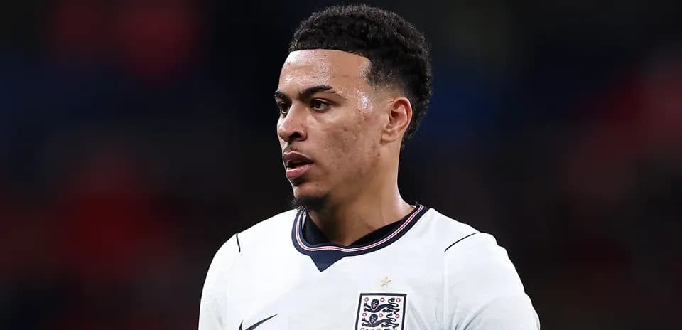 Joueur en tenue de l'équipe d'Angleterre sur le terrain