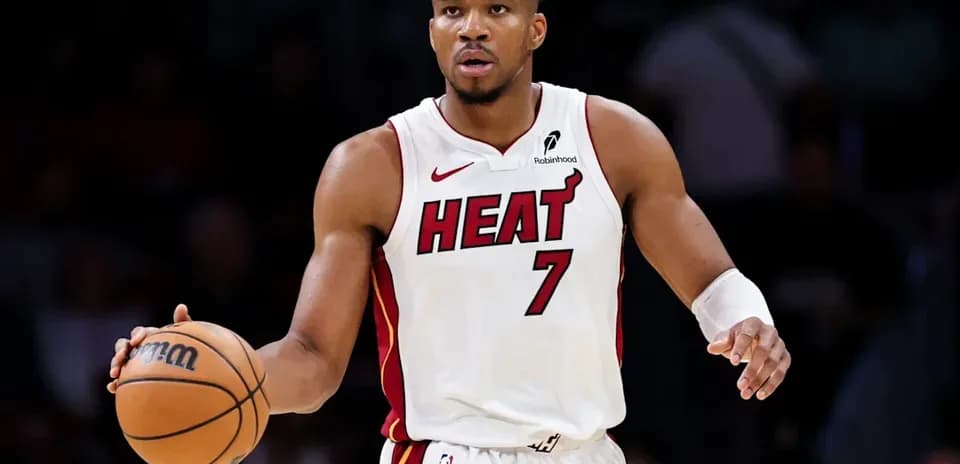 Joueur des Miami Heat dribblant avec le ballon