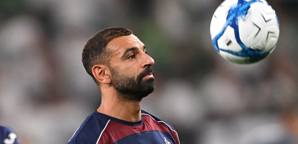 Joueur de football contrôlant un ballon en l'air