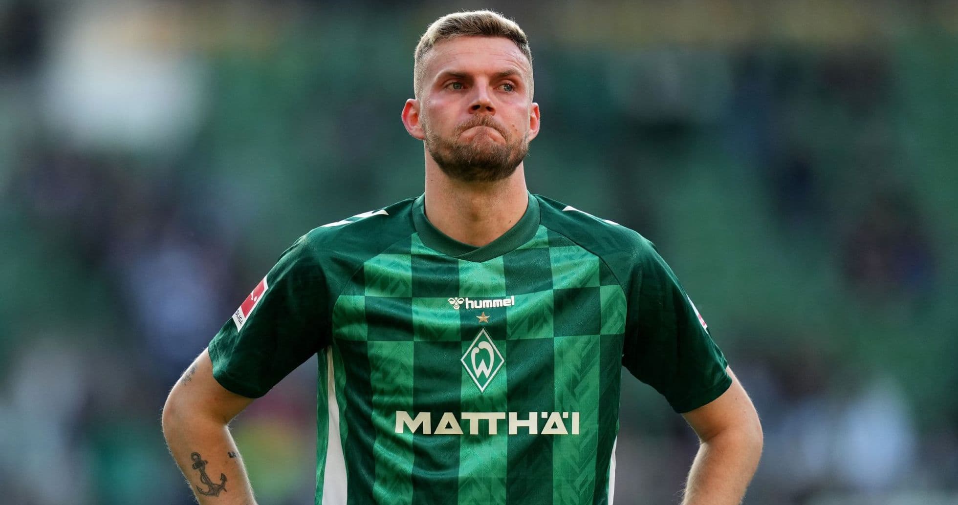 Joueur de football portant le maillot de Werder Brême