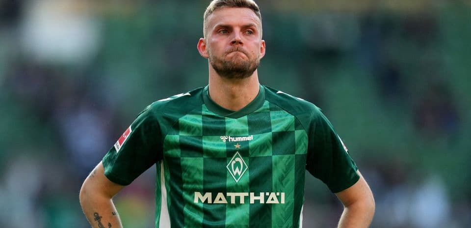Joueur de football portant le maillot de Werder Brême
