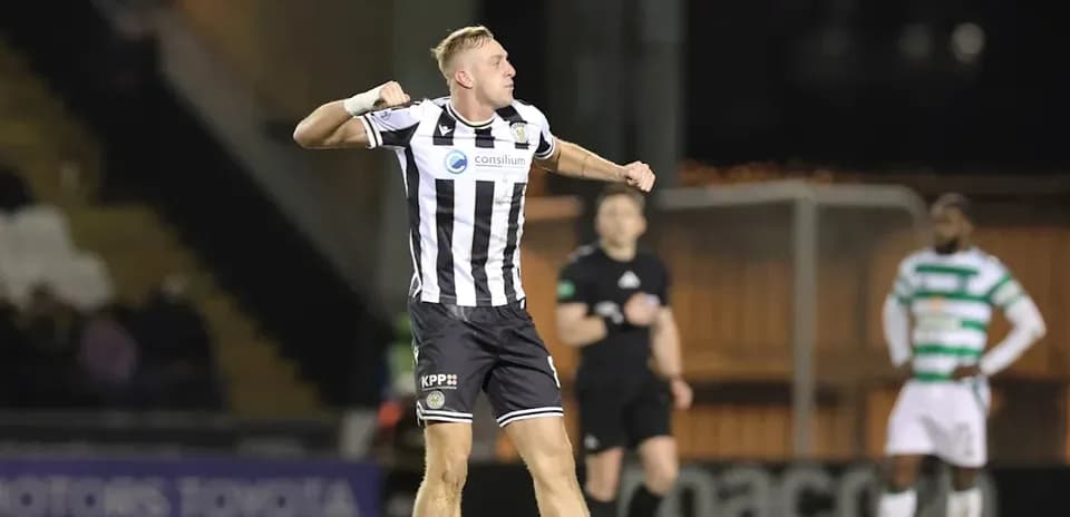 Joueur célébrant un but sur le terrain de football