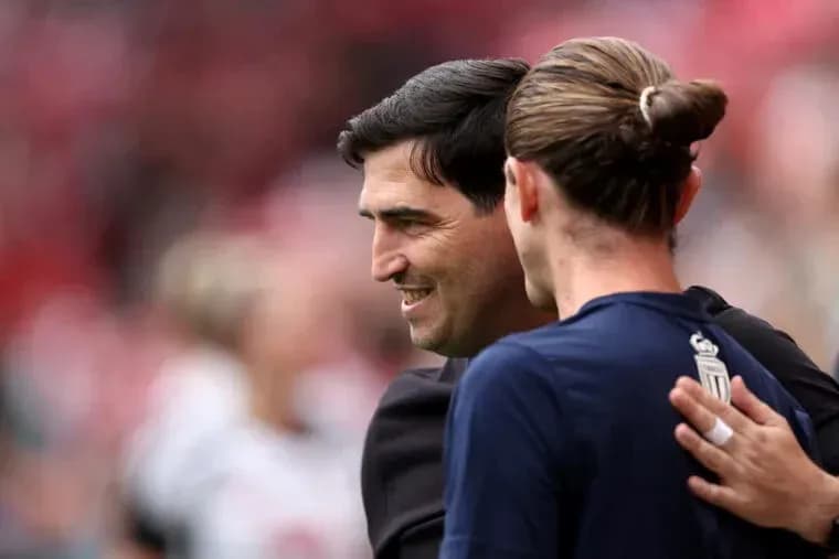 Entraîneur et joueur se saluant avant le match