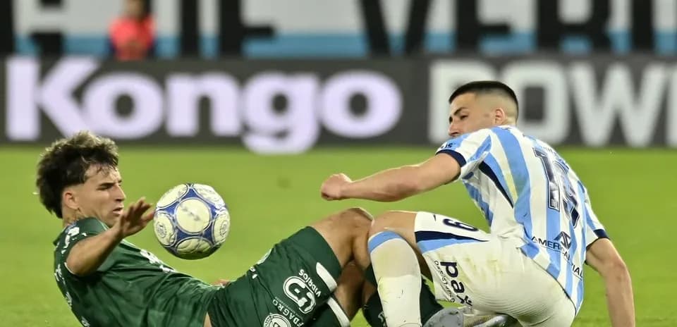 Deux joueurs en duel lors du match