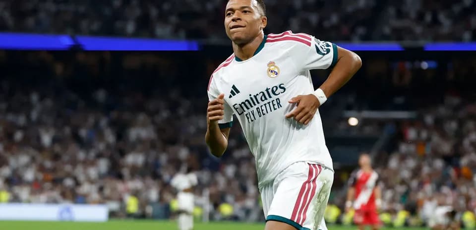 Joueur de Real Madrid courant sur le terrain