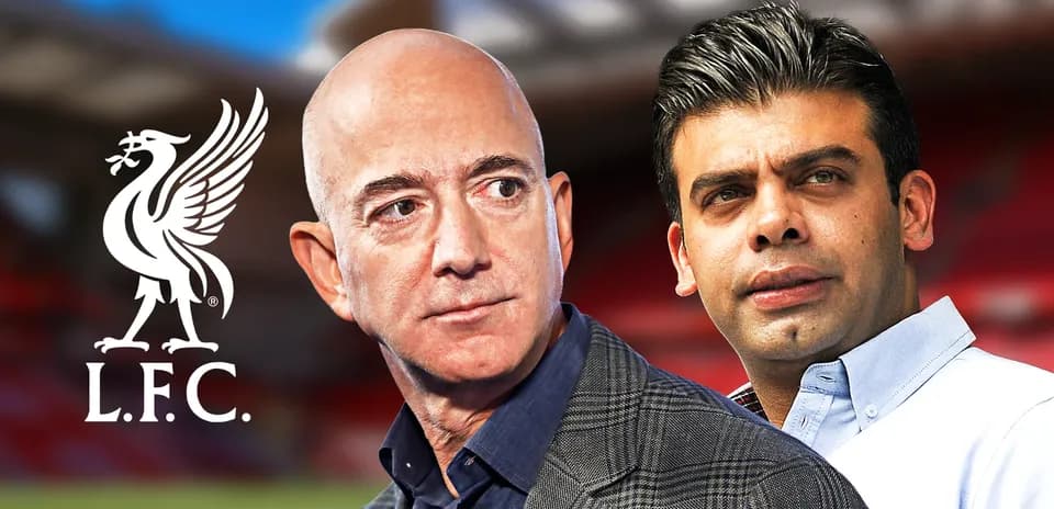 Deux hommes devant le logo de Liverpool F.C.