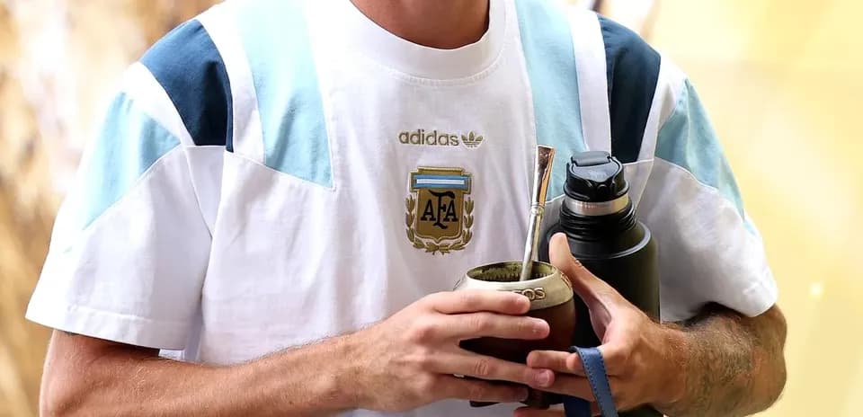 Joueur argentin tenant un maté et une bouteille