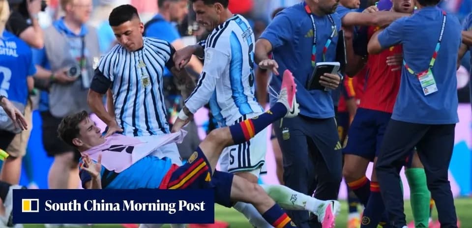 Joueurs en dispute sur le terrain après un match