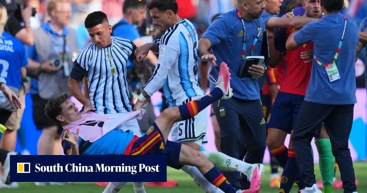Joueurs en dispute sur le terrain après un match