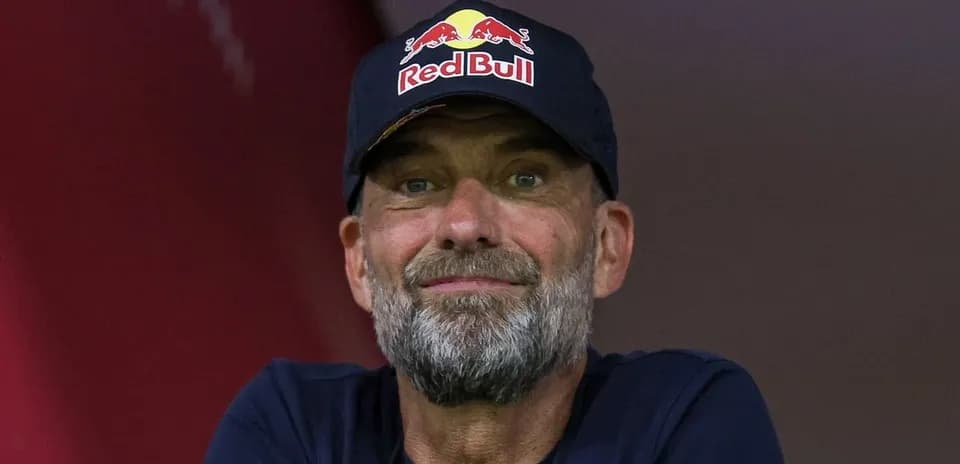 Entraîneur observant le match depuis la tribune