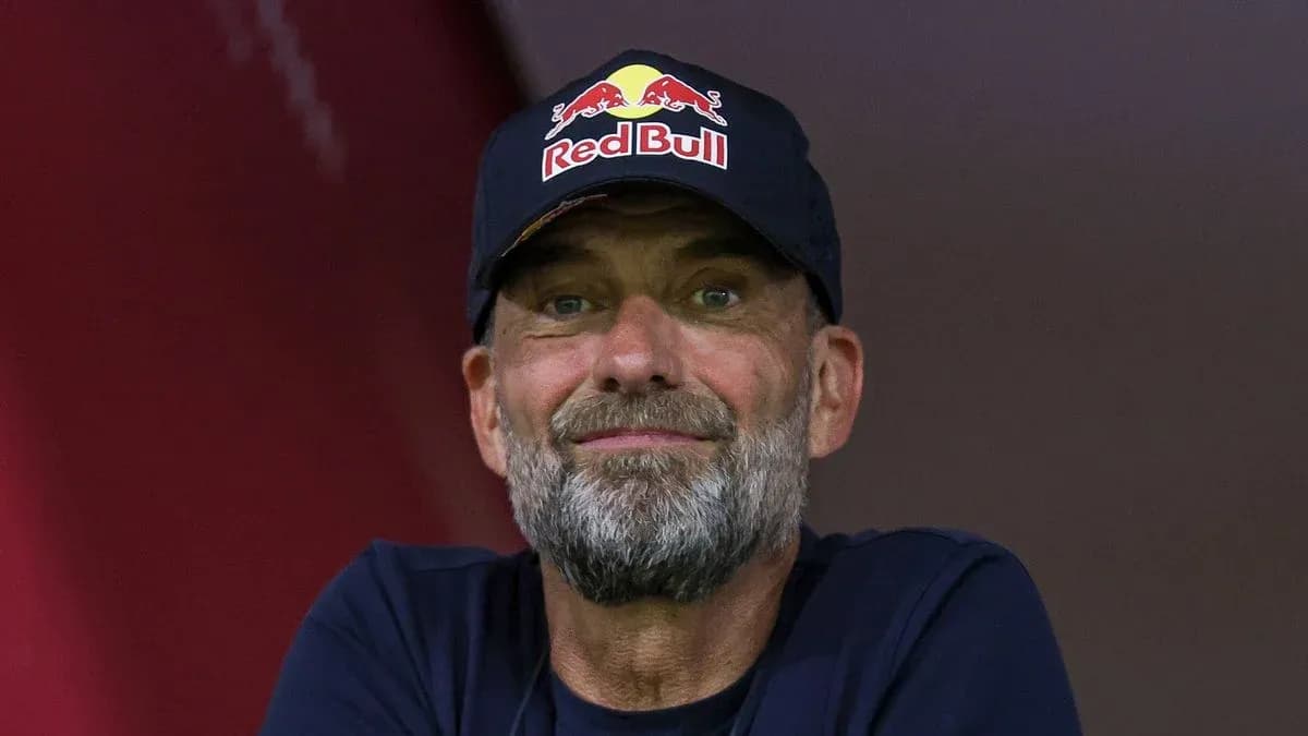 Entraîneur observant le match depuis la tribune
