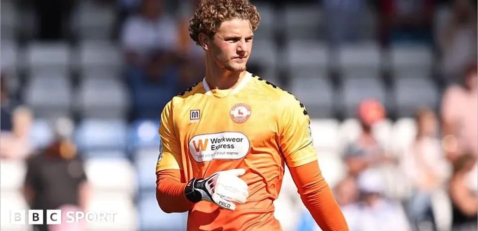 Gardien de but en tenue orange sur le terrain