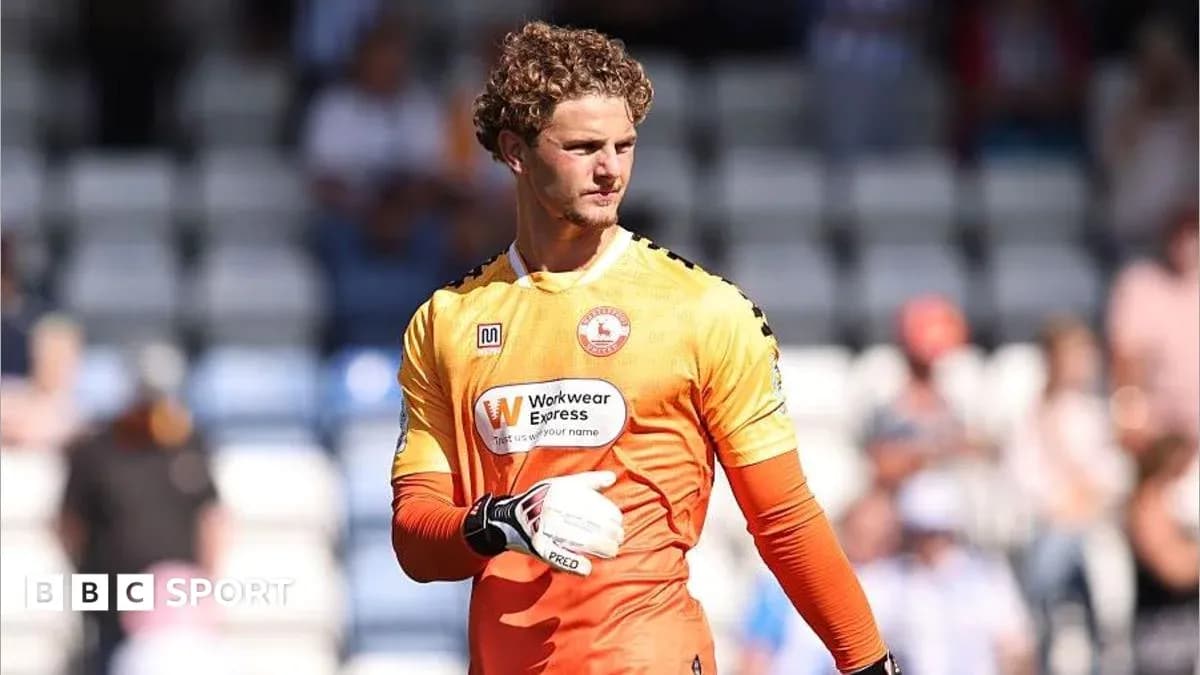 Gardien de but en tenue orange sur le terrain