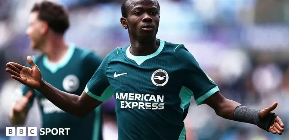 Joueur de Brighton célébrant un but sur le terrain