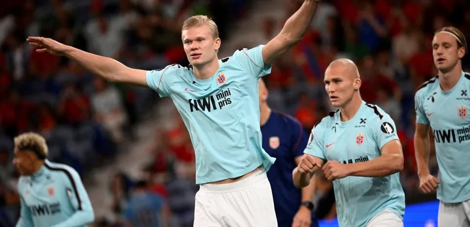 Joueur célébrant un but avec ses coéquipiers