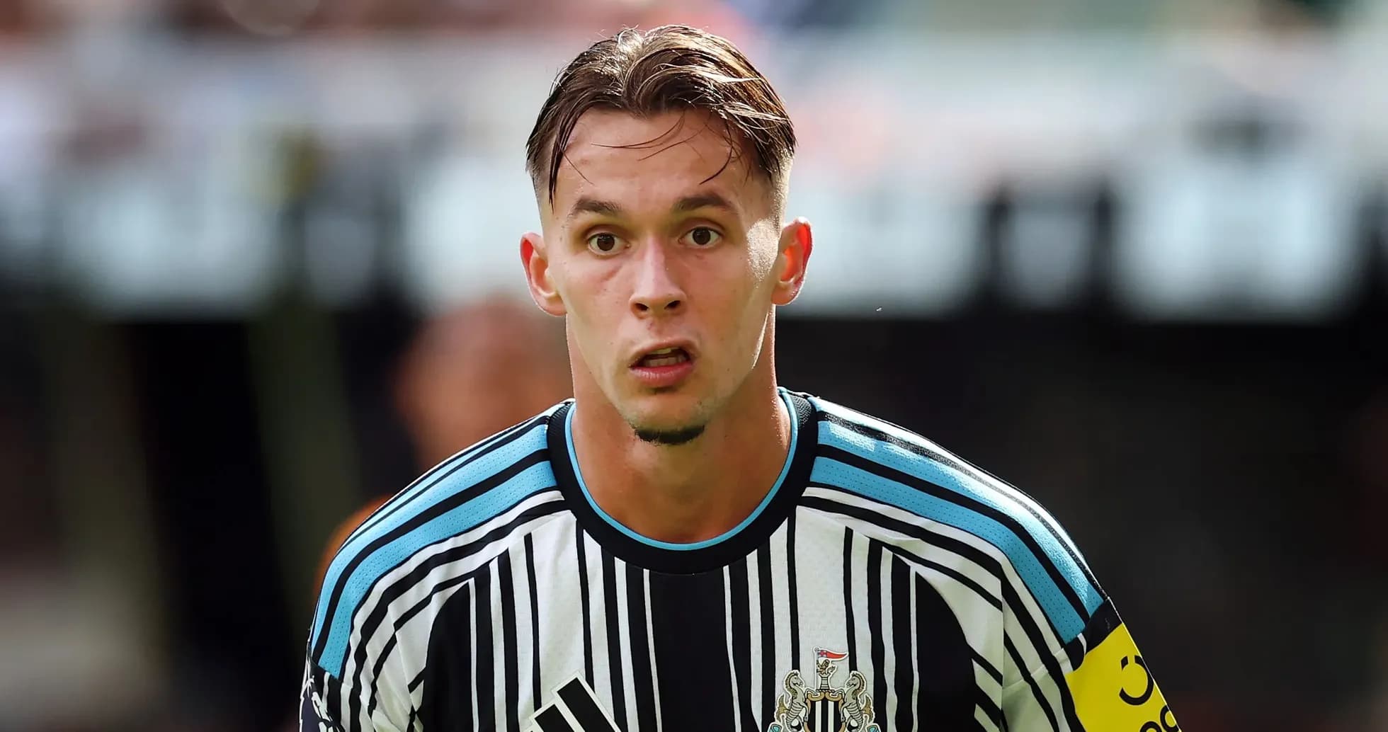 Joueur de Newcastle United en action sur le terrain