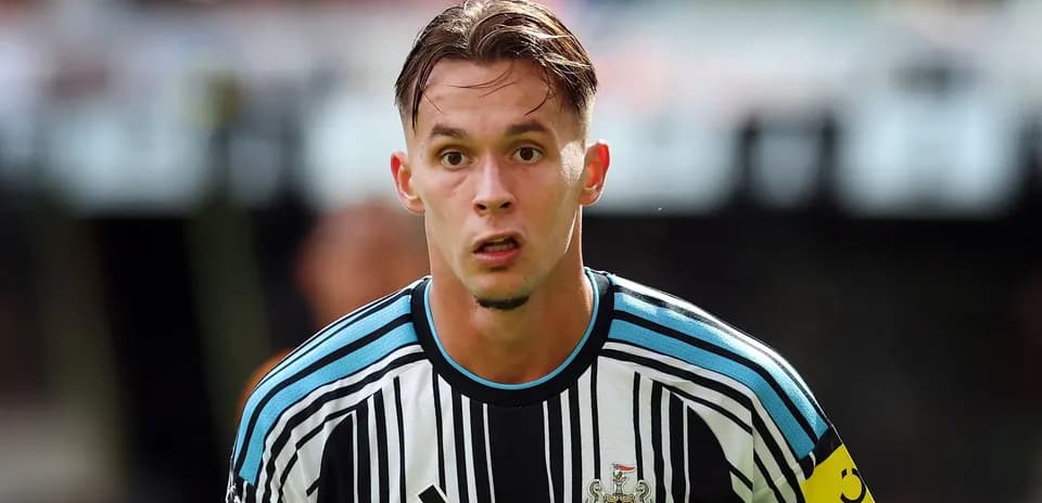 Joueur de Newcastle United en action sur le terrain