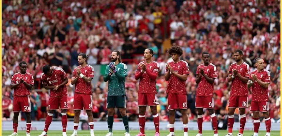 Joueurs de Liverpool applaudissant sur le terrain