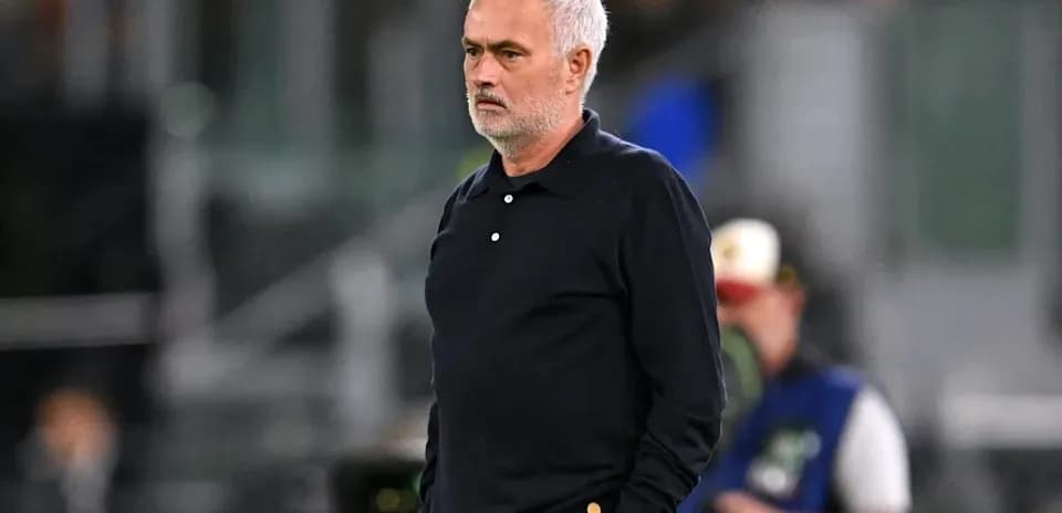 Entraîneur observant le match depuis la touche