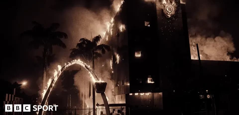 Bâtiment en feu avec des flammes et de la fumée