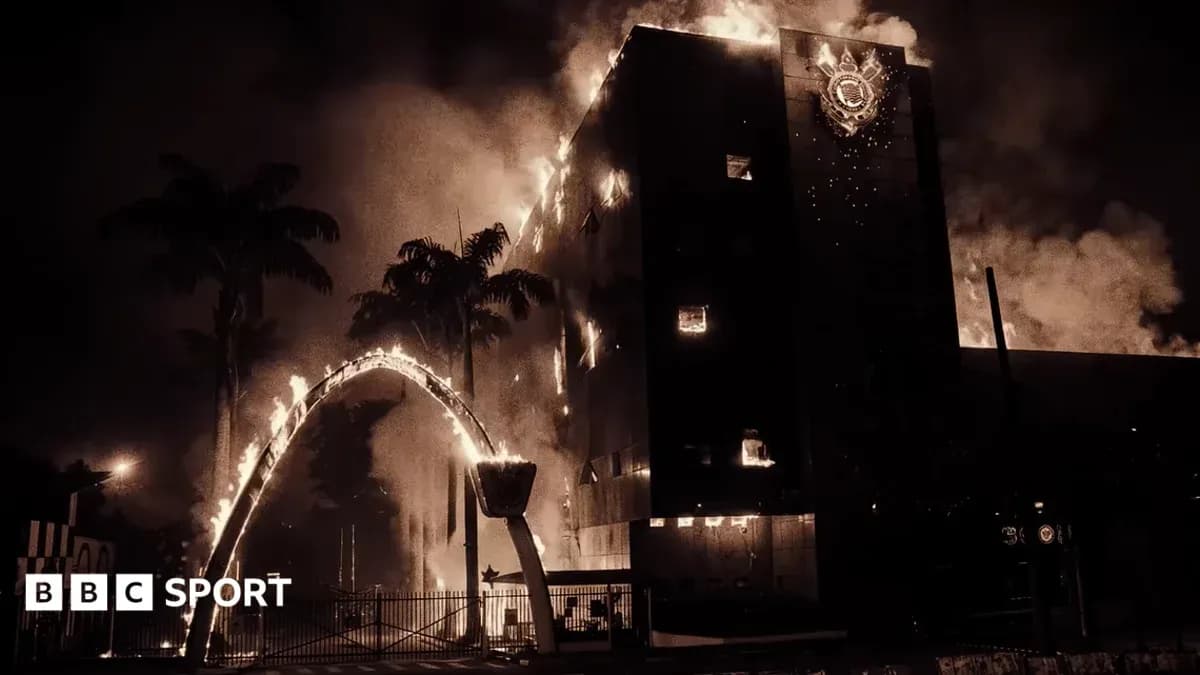 Bâtiment en feu avec des flammes et de la fumée