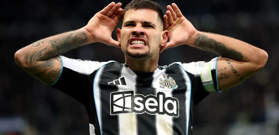 Joueur de Newcastle célébrant un but avec enthousiasme
