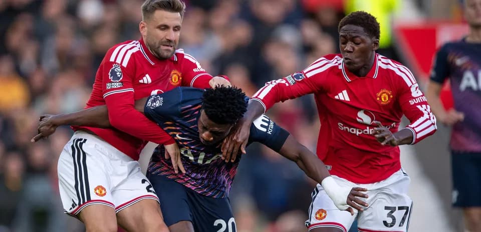 Trois joueurs luttant pour le ballon lors du match