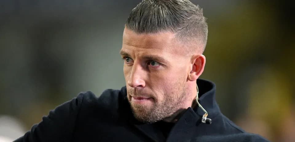 Homme avec une veste noire et une coiffure soignée