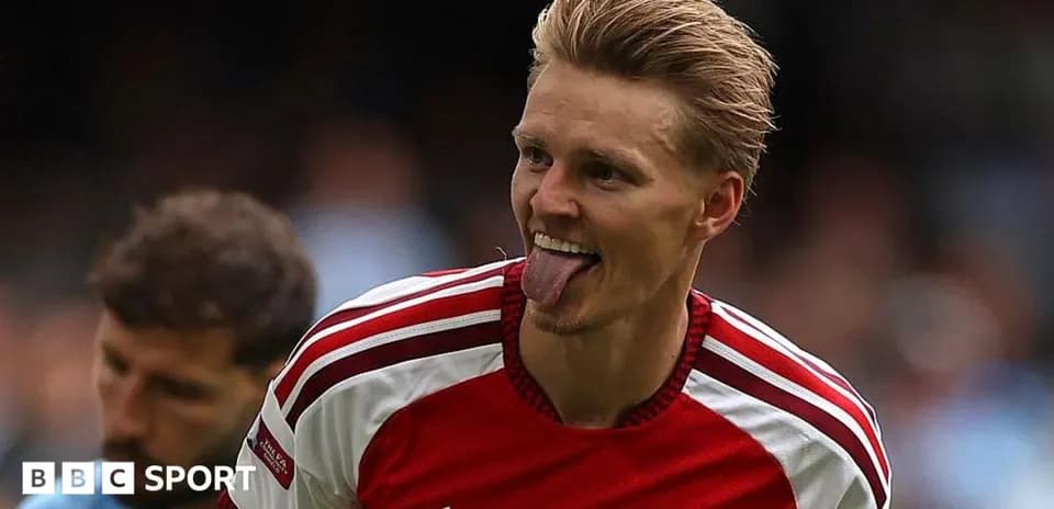 Joueur d'Arsenal célébrant avec la langue tirée