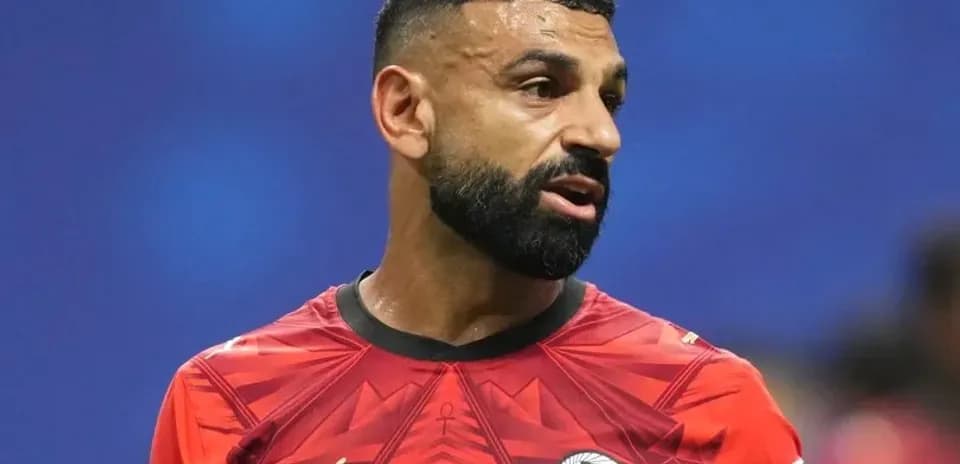 Joueur égyptien en maillot rouge sur le terrain