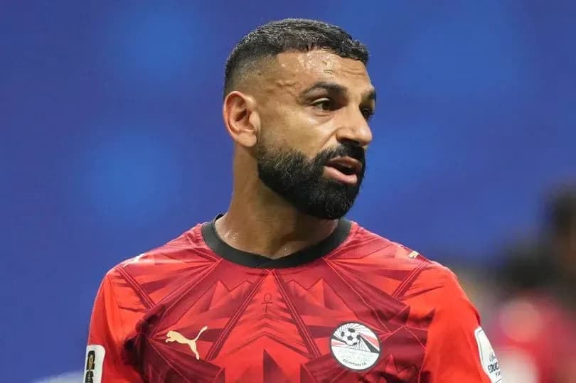 Joueur égyptien en maillot rouge sur le terrain
