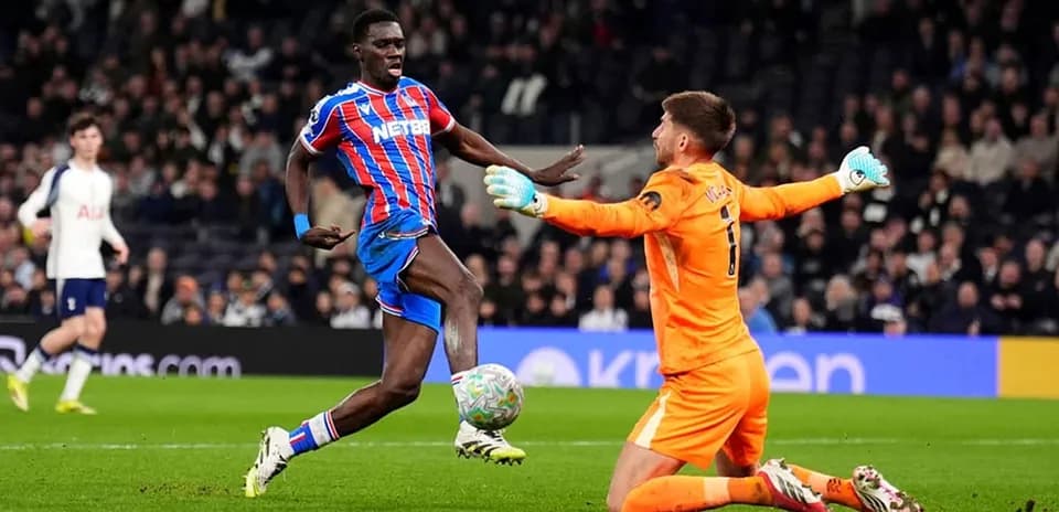 Un joueur de Crystal Palace contre le gardien