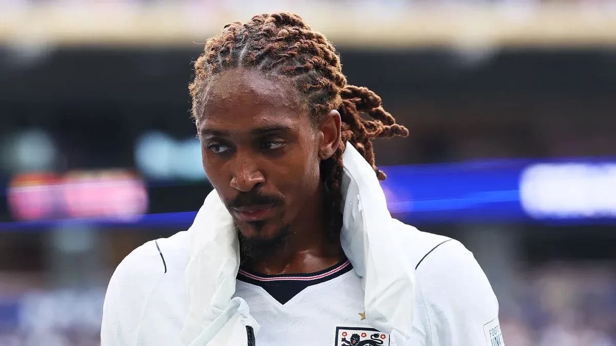 Joueur portant un maillot de l'équipe nationale, regard pensif