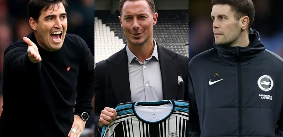 Trois entraîneurs posant pour une photo ensemble