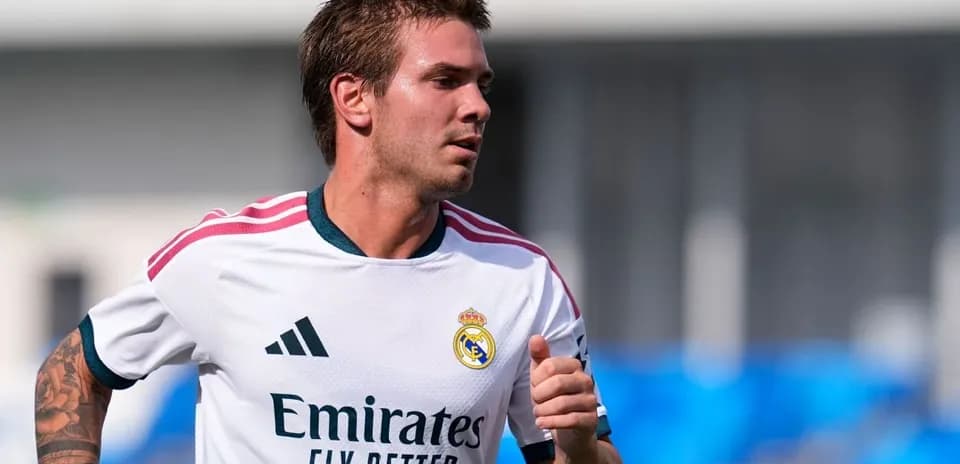 Joueur s'entraînant avec le maillot du Real Madrid